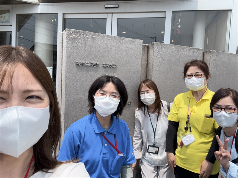 あいさんハウスのスタッフと記念写真