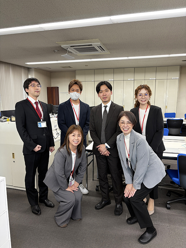 郡山様と当事業所スタッフの集合写真