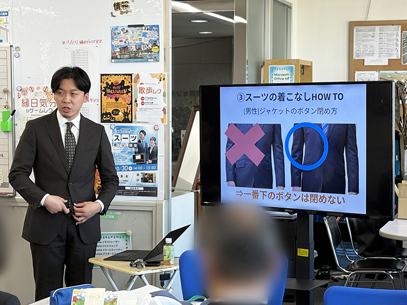 座学中：男性の一番下のボタンは閉めない