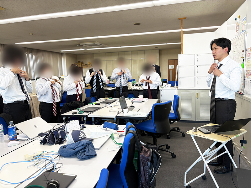 ネクタイ結び練習中