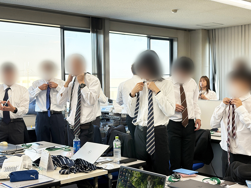 ネクタイ結び練習中