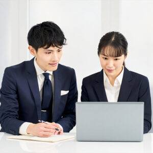 オンライン説明会に参加する人（画像はイメージです）