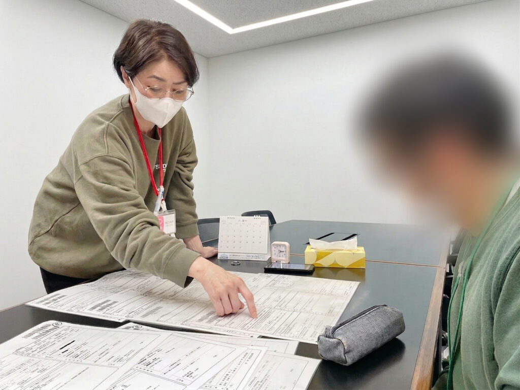 就労支援員と求人票を見る