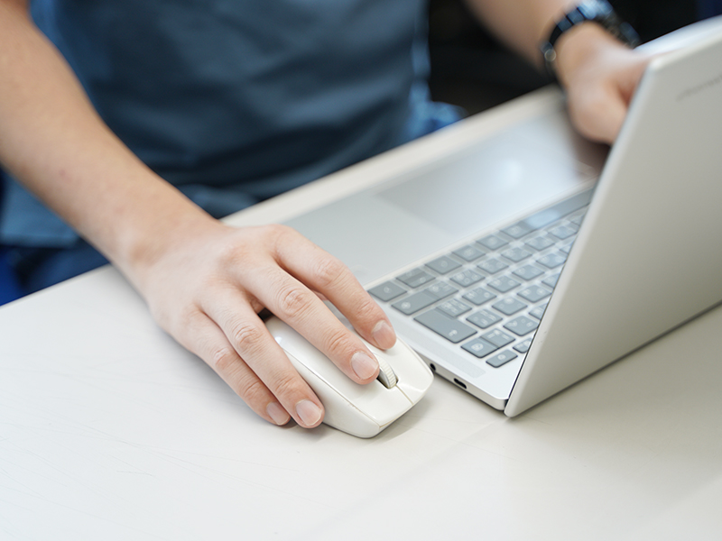 PCを開く手元画像のイメージ