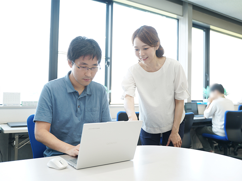 PCについて指導員から助言を受ける