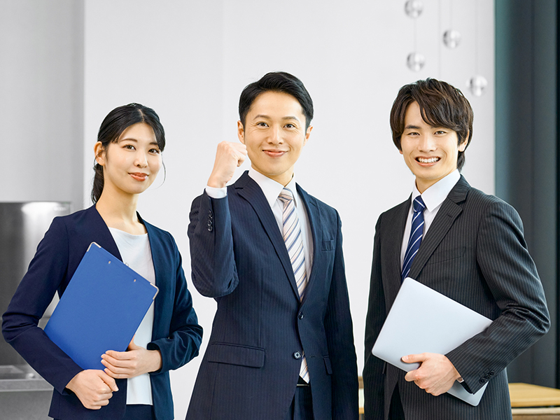 企業のスタッフと就活生(画像はイメージです)