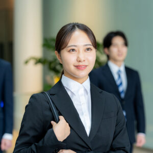 企業を訪問する就活生（画像はイメージです）