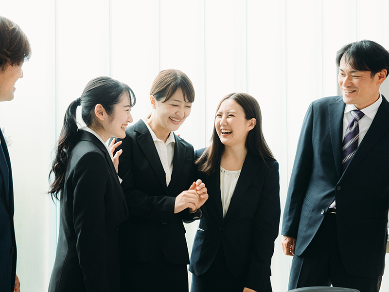 就職を喜ぶ人達(イメージ)