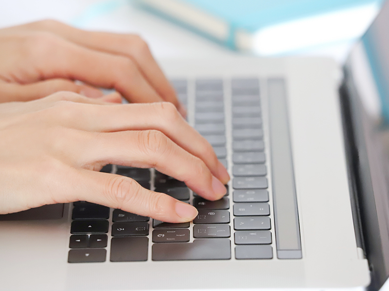 Eメール作成のためにPCで打ち込む（画像はイメージです）