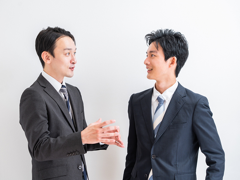 仕事中の会話には言葉遣いに気を付ける必要がある（画像はイメージです）