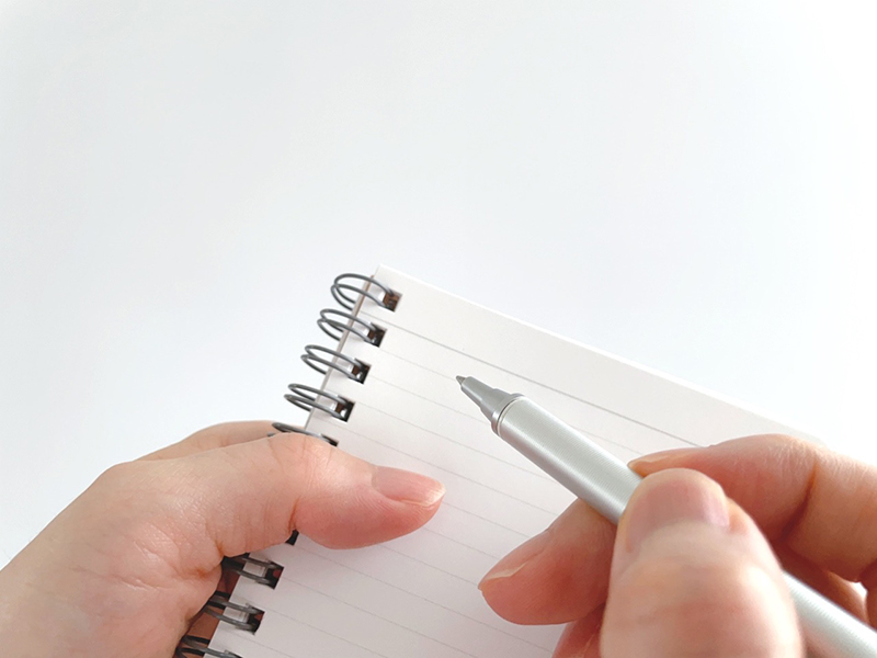 忘れずにメモを取る（画像はイメージです）