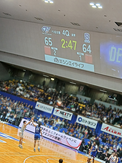 試合後半、ファイティングイーグルス名古屋が追い上げを見せ、逆転直後の歓喜に沸くコートの様子。一進一退の攻防が続く大接戦のハイライト