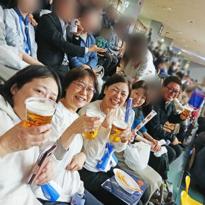 名古屋市枇杷島スポーツセンターで開催されたプロバスケットボール『ファイティングイーグルス名古屋 対 滋賀レイクスターズ』の熱気あふれる試合会場の様子