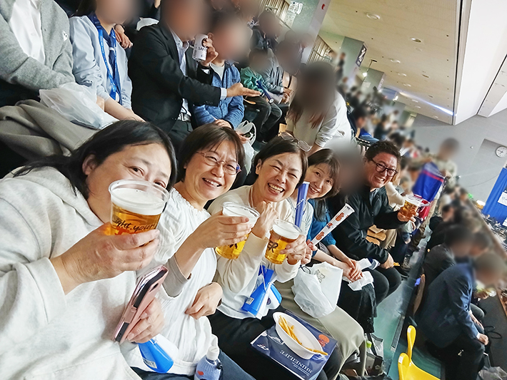 名古屋市枇杷島スポーツセンターで開催されたプロバスケットボール『ファイティングイーグルス名古屋 対 滋賀レイクスターズ』の熱気あふれる試合会場の様子