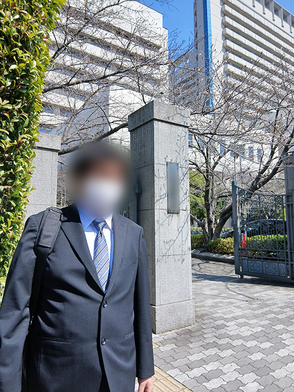 大学の門前に立つ訓練生。現地を訪れて働く場所を直接見ることで、自分に合う働き方や環境かどうかを納得して判断する『自己理解』のプロセス
