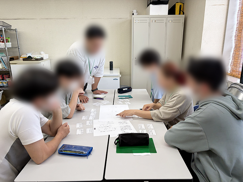 制限時間が迫る中、作り上げた地図に矛盾がないか「事実」を一つひとつ確認し合う訓練生たち。意見が分かれた際も感情的にならず、冷静に情報の精度を高めていく、職場でも求められる高度なコミュニケーションの訓練。