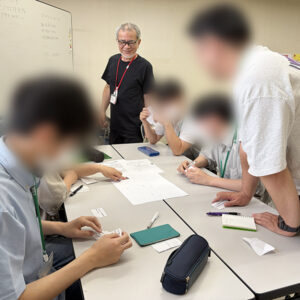 障碍者ITカレッジ愛西にて、グループワーク「サザンクロス探検隊」に取り組む訓練生たち。ワーク開始前に確認した「相手の言葉を最後まで聴く」「役割分担をする」といった4つの約束を意識しながら、チーム一丸となって課題に挑む様子。