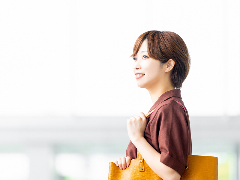 深い不安を乗り越え、自分らしく輝ける職場に出会えた喜びを象徴するイメージ。周囲との関わりの中で「自分はここにいてもいいんだ」という自己肯定感を高め、明るい未来へと視線を向ける利用者の心の成長を表現。
