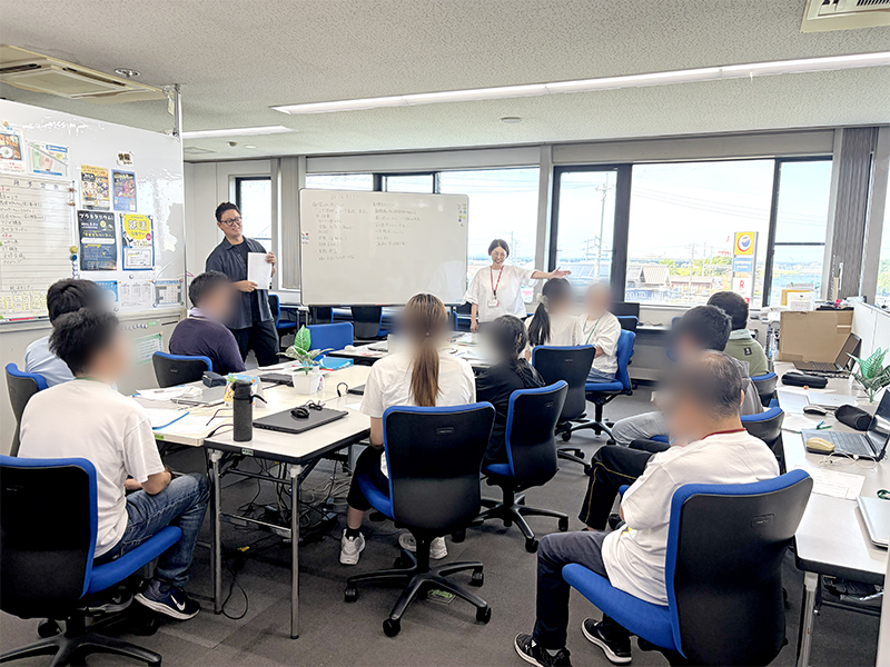 セミナー会場に集まり、渡邉理事長による具体的な就職ノウハウを真剣に聴講する訓練生たち。自分の「特性」を「具体例」としてどう企業へ伝えるか、各々がメモを取りながら就職への意欲を高めている集合風景。