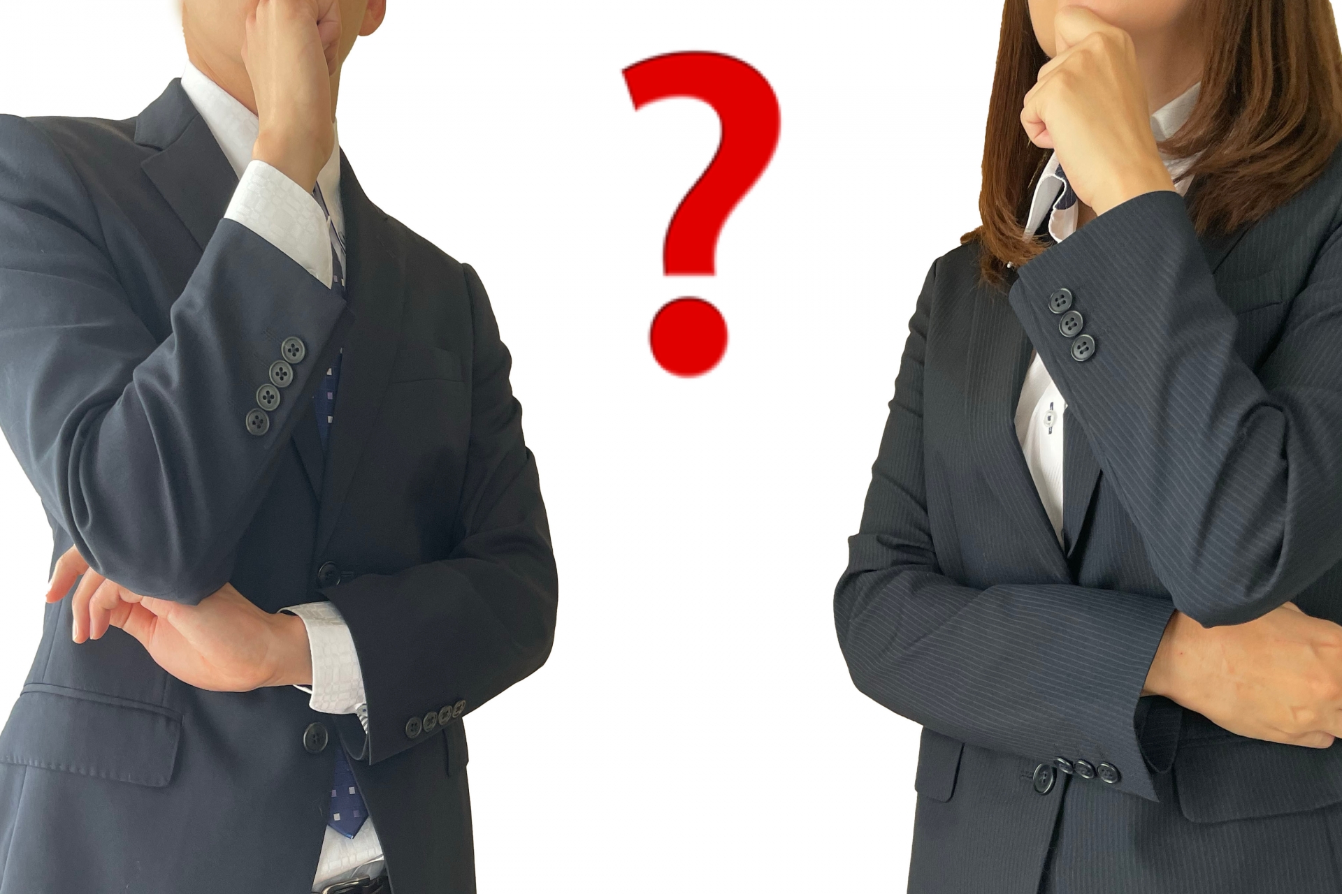 スーツ姿の男性と女性が腕を組み、「どこを見ればいいの？」「専門用語の意味は？」と悩む様子と、中央に浮かぶ大きな赤色の「？」マーク（クエスチョンマーク）。初めて求人票を見る求職者が抱く疑問や不安に寄り添い、基礎から分かりやすく学べる形へリニューアルした理由を表現したワンシーン。