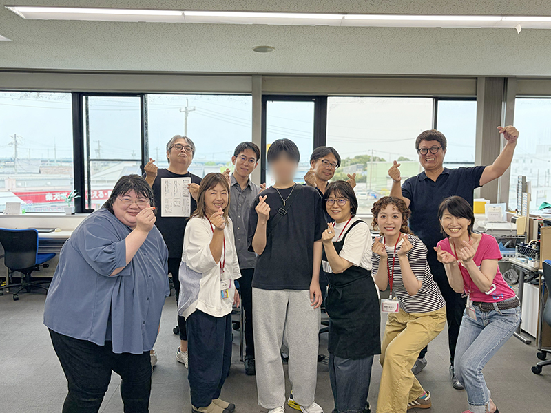 面談の締めくくりに、ITカレッジ愛西の支援スタッフと卒業生さんが並び、久しぶりの再会と夢の実現を喜び合って撮影した笑顔の記念写真。